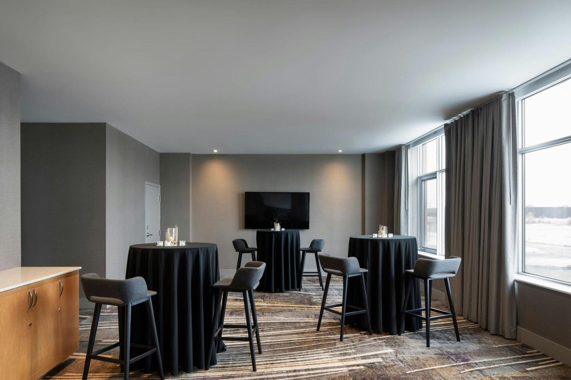 Courtyard By Marriott Montreal Airport