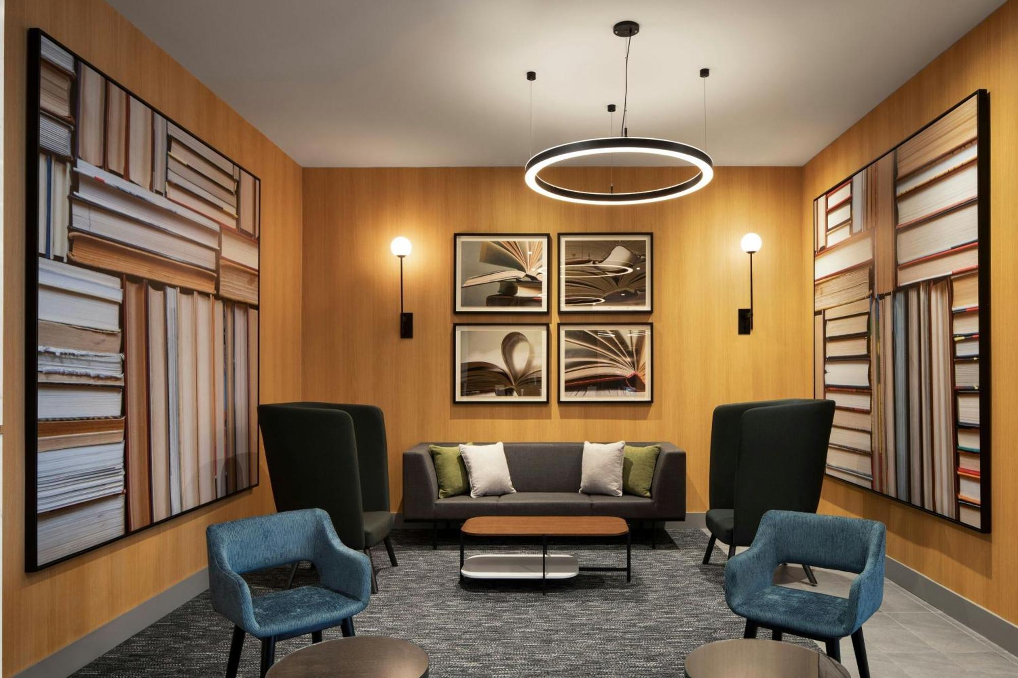 Courtyard By Marriott Montreal Airport Dorval