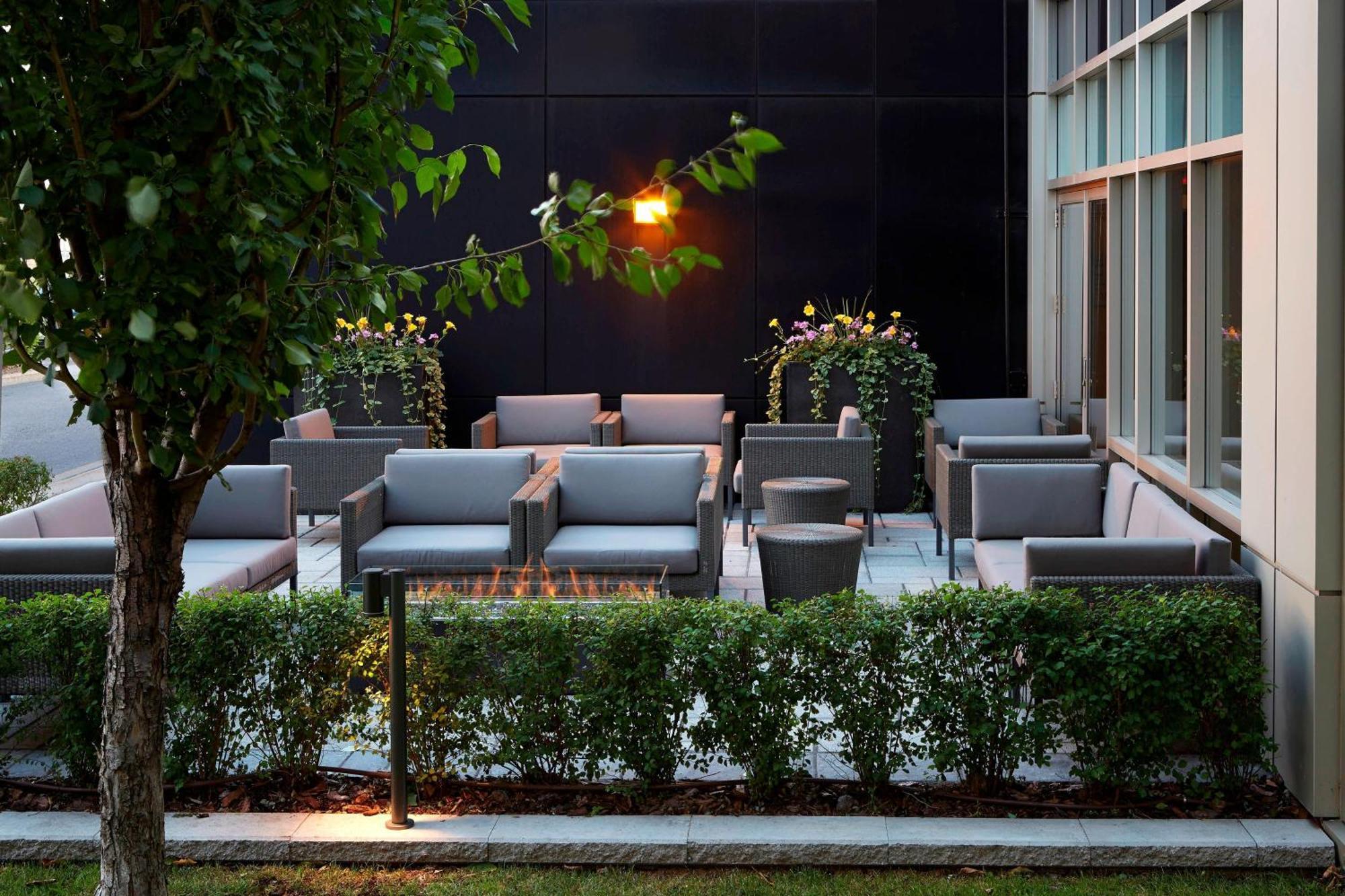 Courtyard By Marriott Montreal Airport Hotel