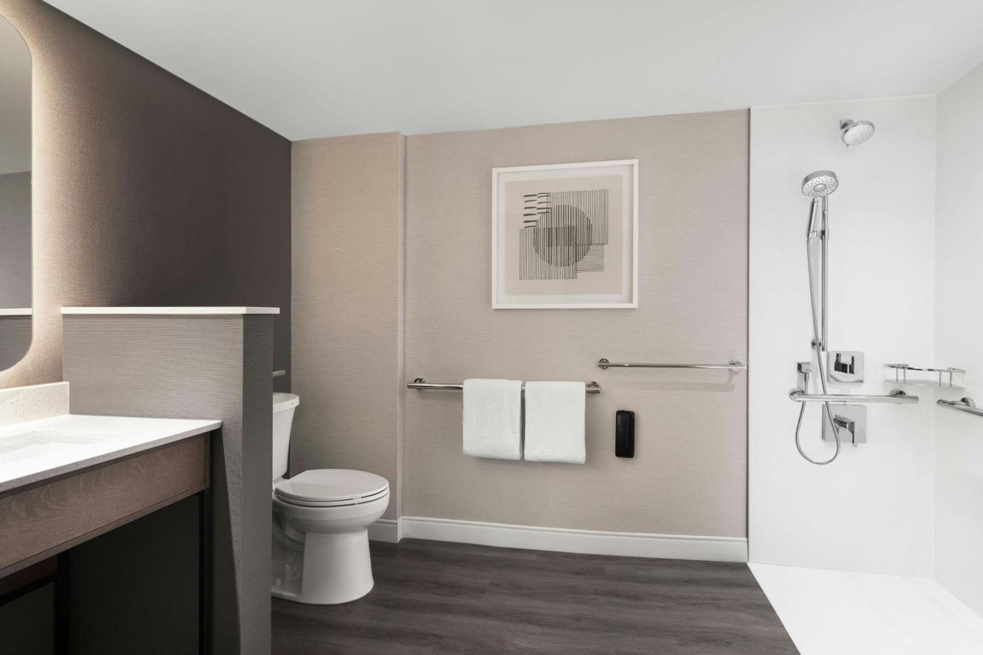 Courtyard By Marriott Montreal Airport Hotel
