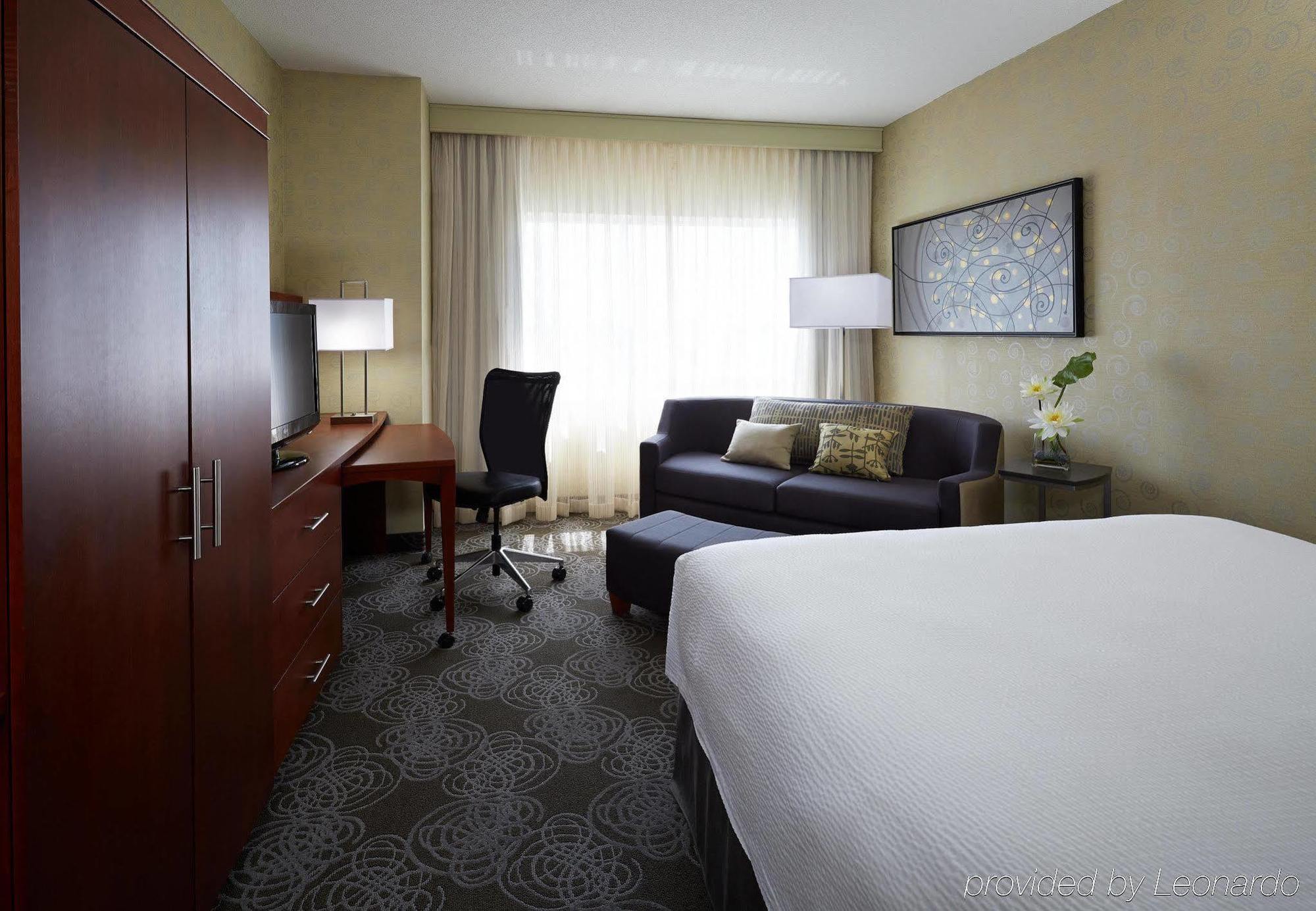 Courtyard By Marriott Montreal Airport 4*