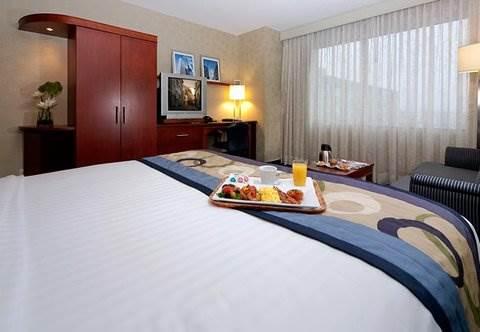 Courtyard By Marriott Montreal Airport Hotel 4*
