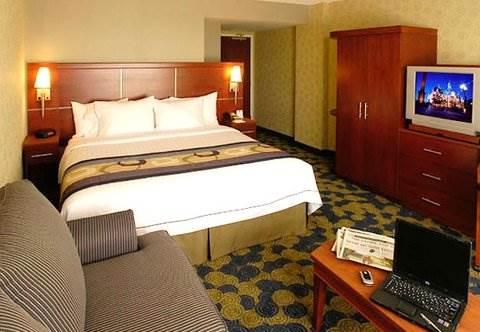 Courtyard By Marriott Montreal Airport Hotel Dorval