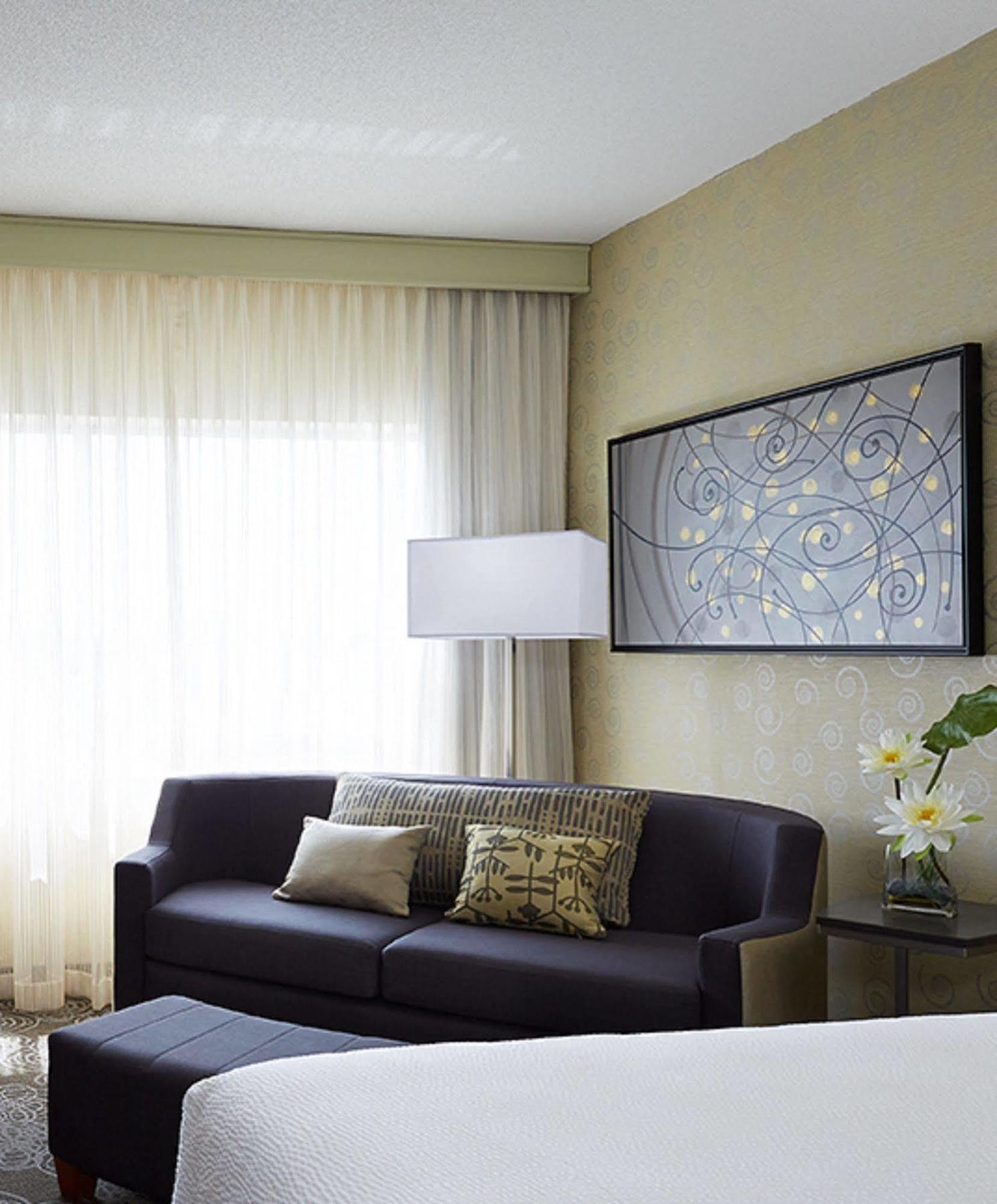 Hotel Courtyard By Marriott Montreal Airport 4*