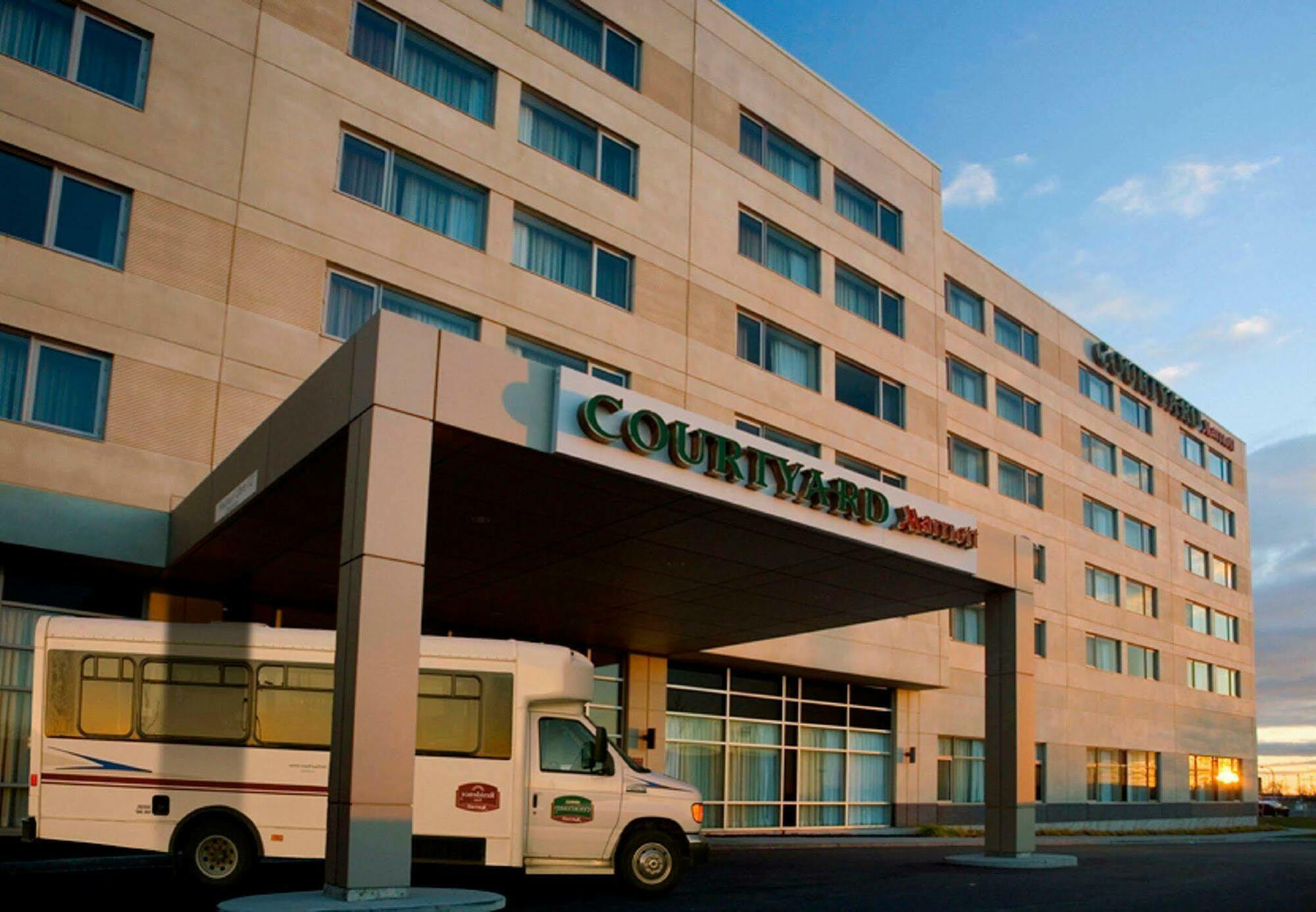 Courtyard By Marriott Montreal Airport Dorval