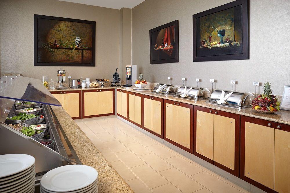 Courtyard By Marriott Montreal Airport Hotel 4*