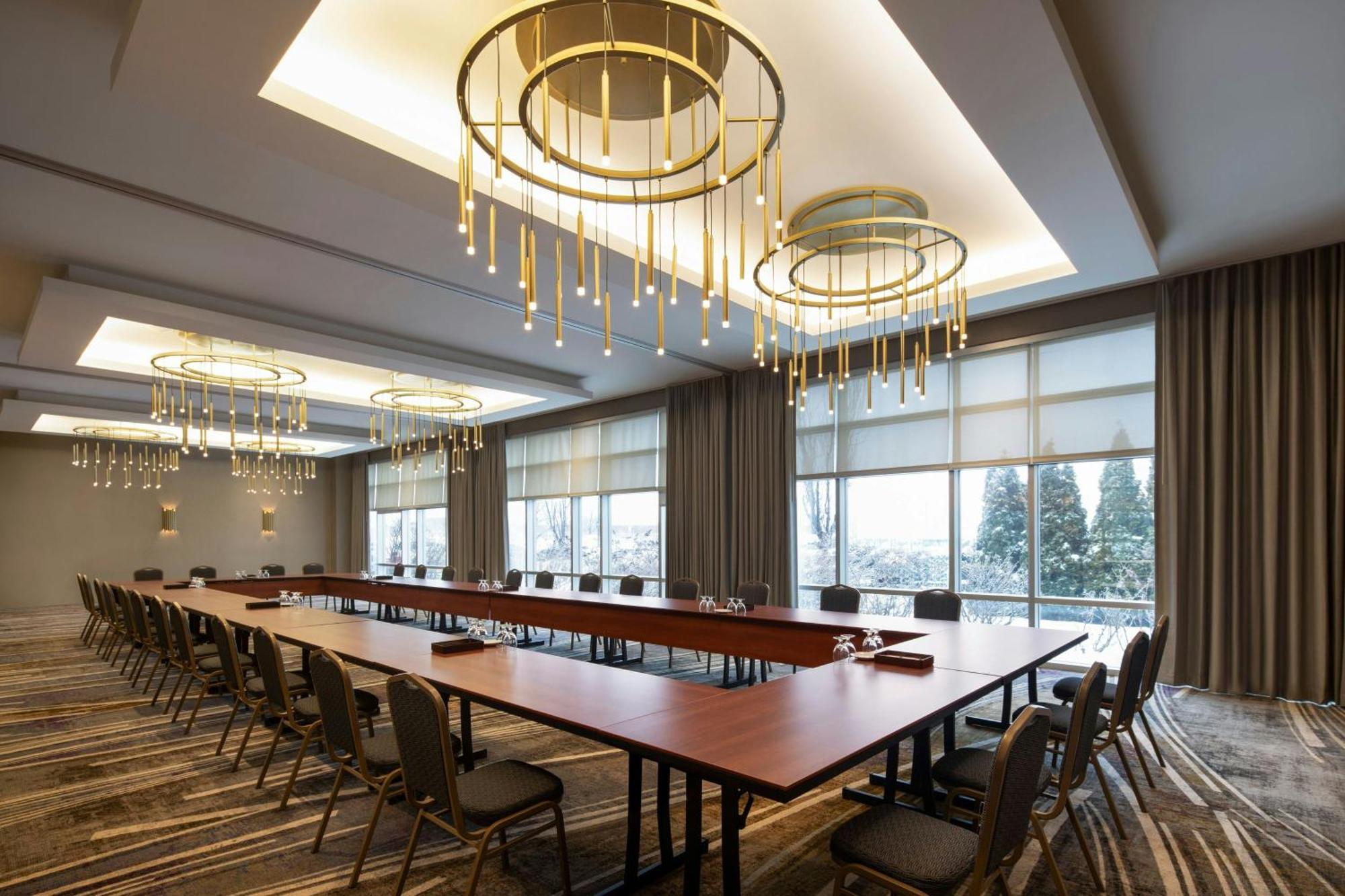 Hotel Courtyard By Marriott Montreal Airport 4*