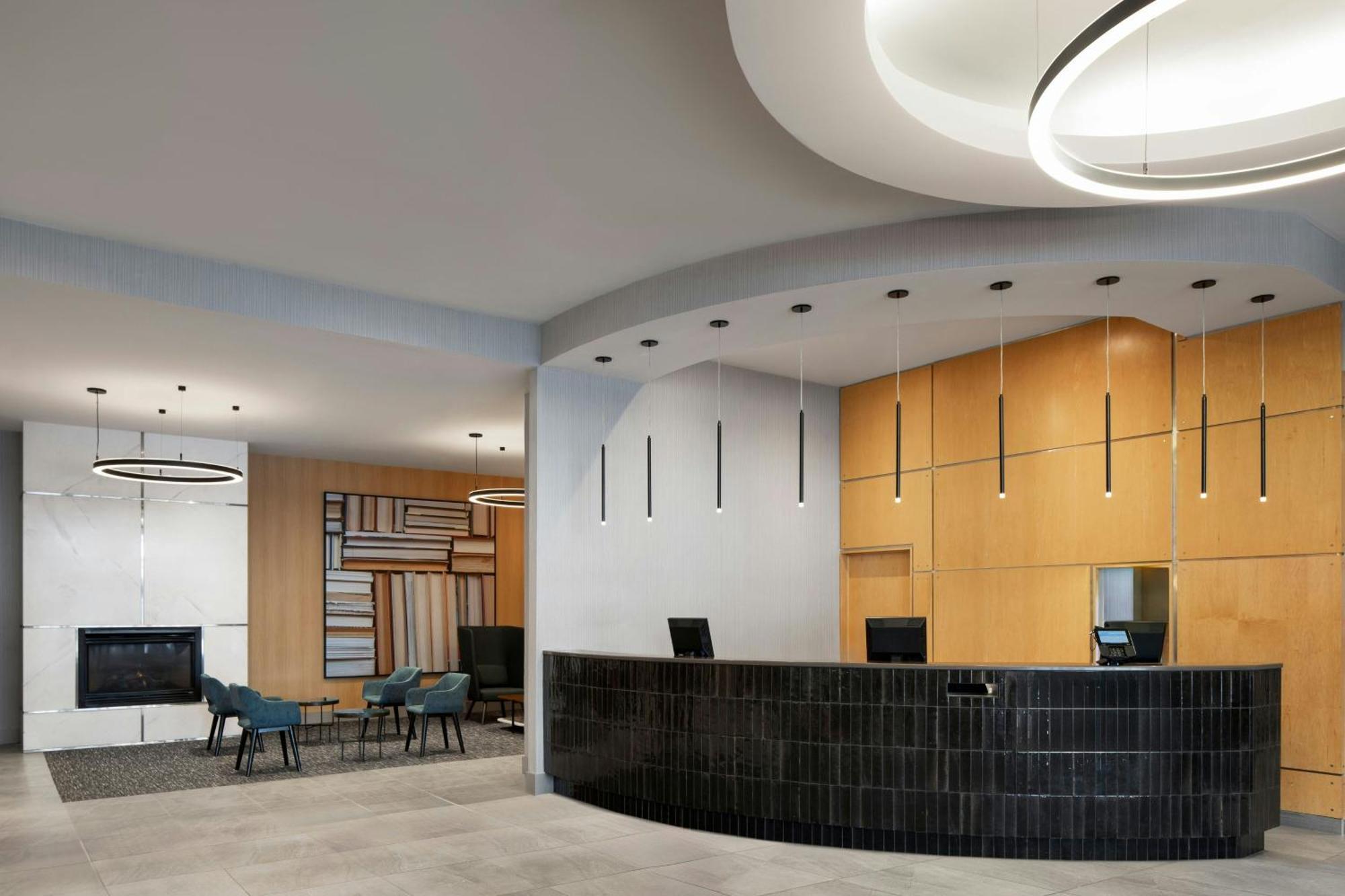 Hotel Courtyard By Marriott Montreal Airport