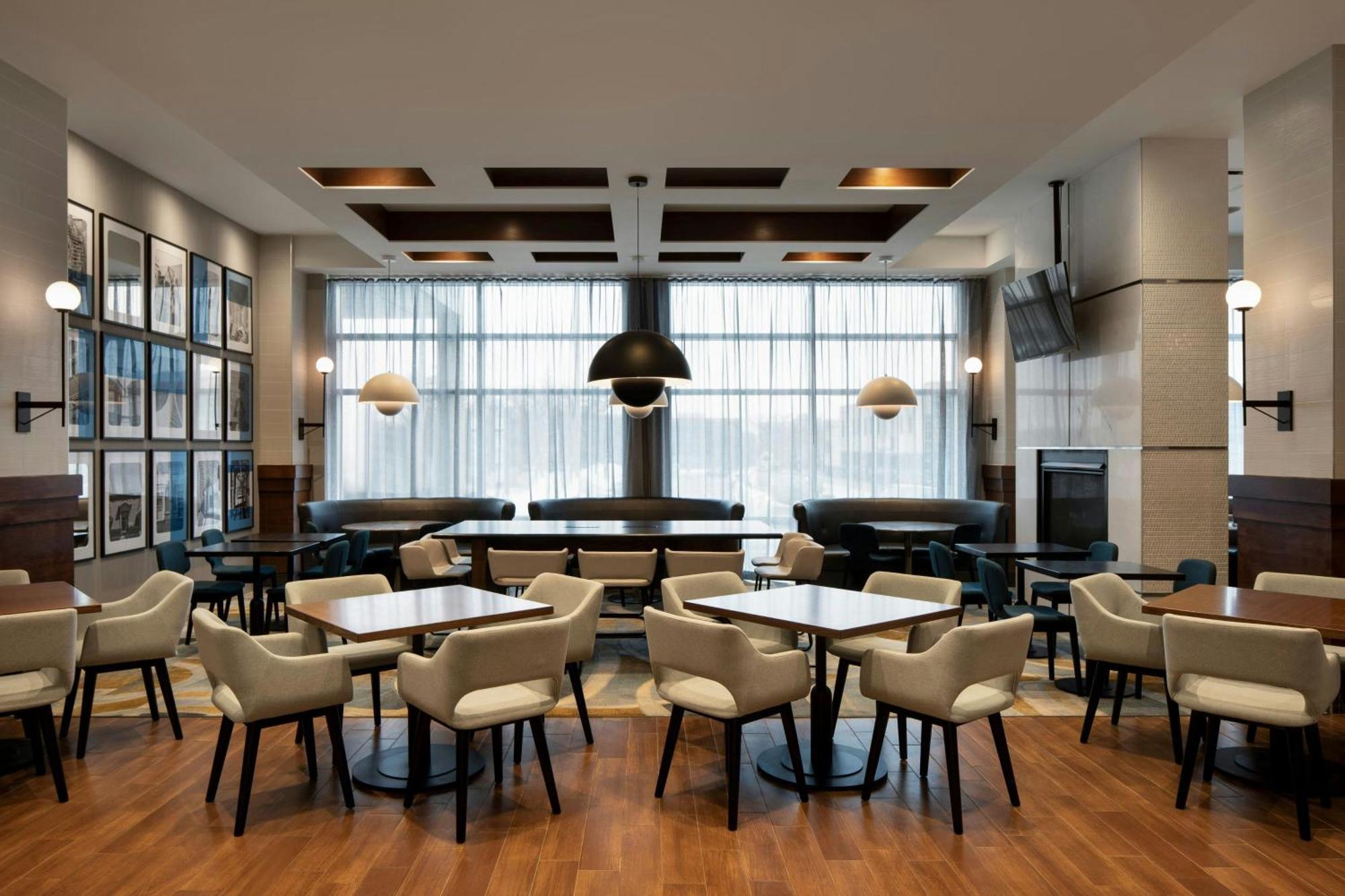 Courtyard By Marriott Montreal Airport Hotel 4*