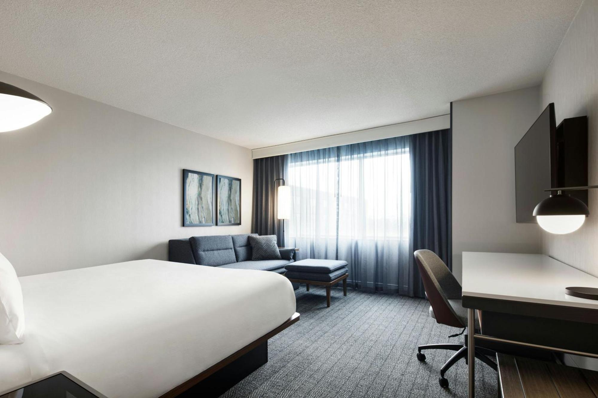Courtyard By Marriott Montreal Airport Hotel Dorval