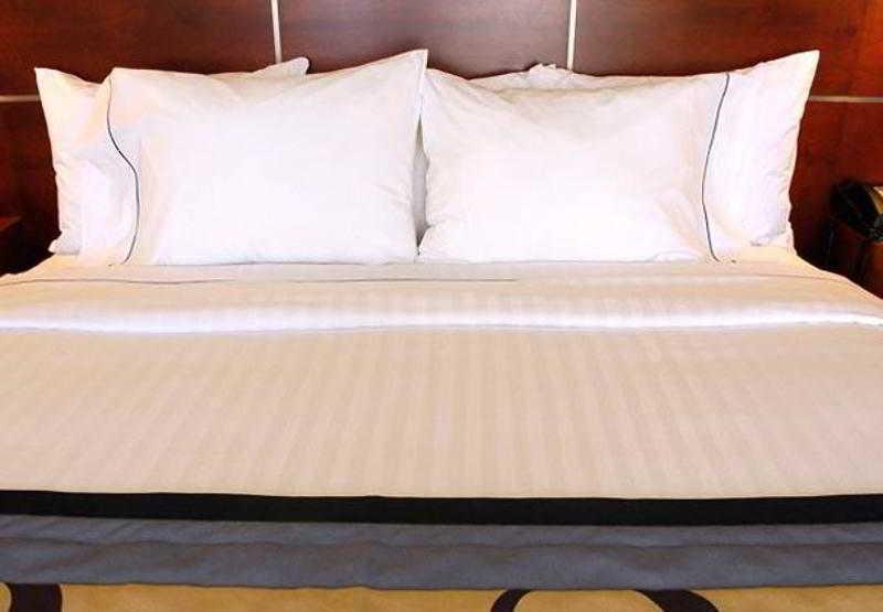 Courtyard By Marriott Montreal Airport Hotel