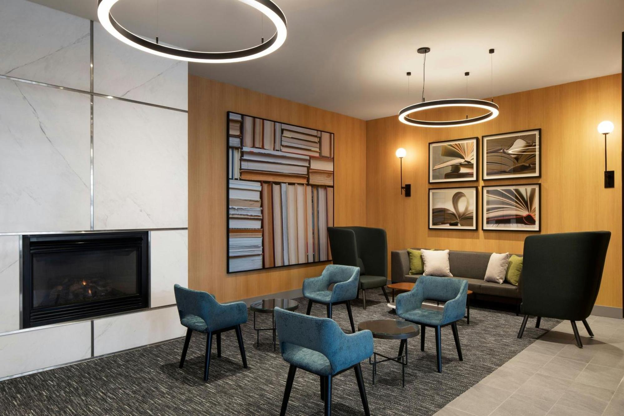 Courtyard By Marriott Montreal Airport