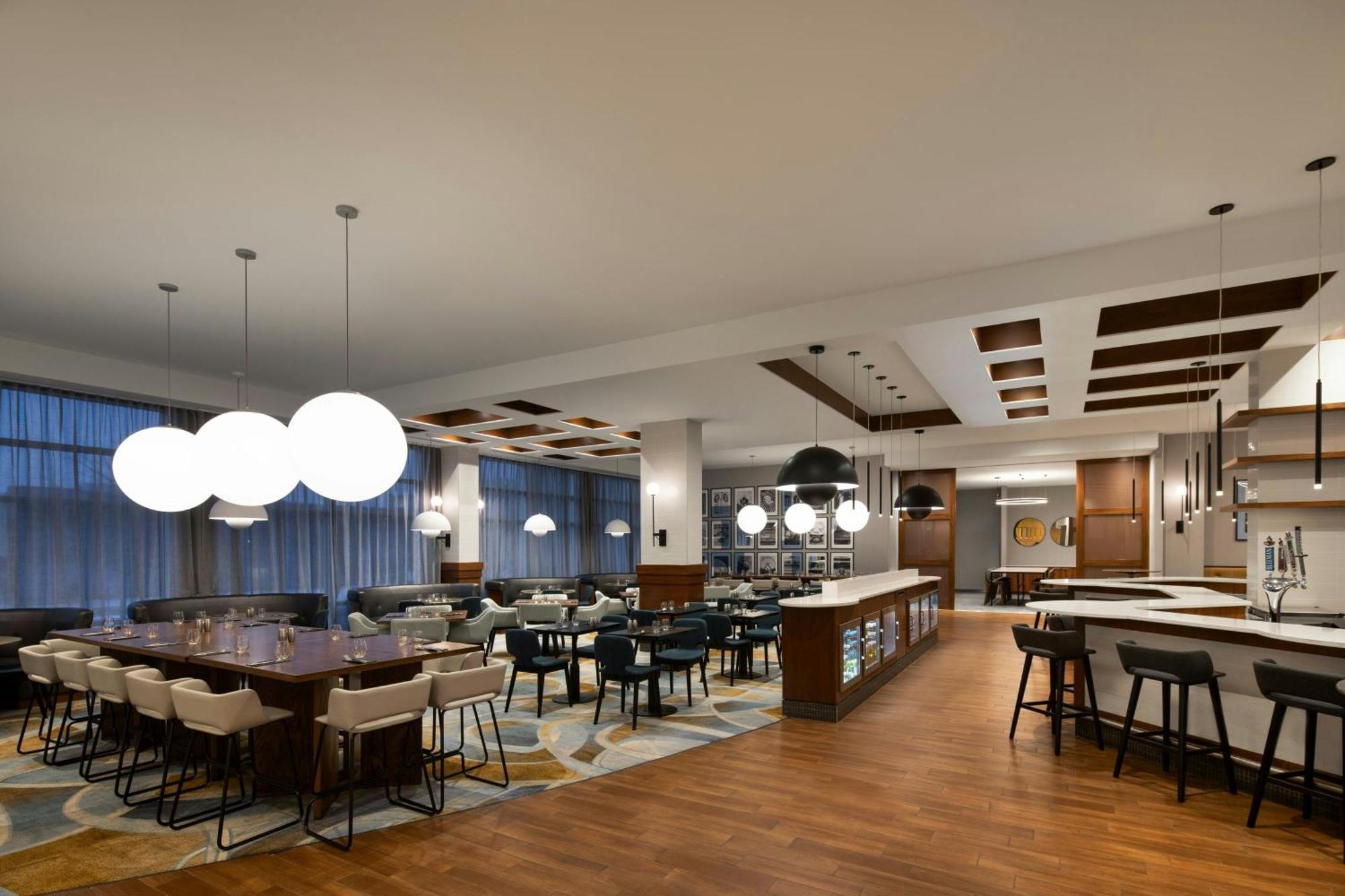 Courtyard By Marriott Montreal Airport Hotel