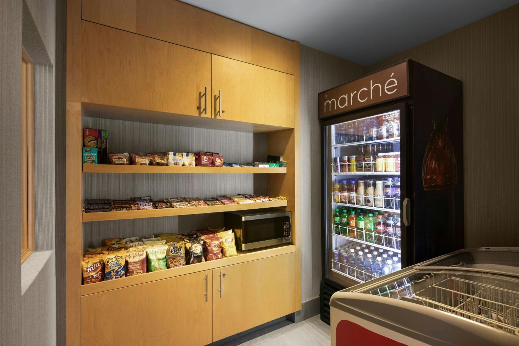 Hotel Courtyard By Marriott Montreal Airport 4*