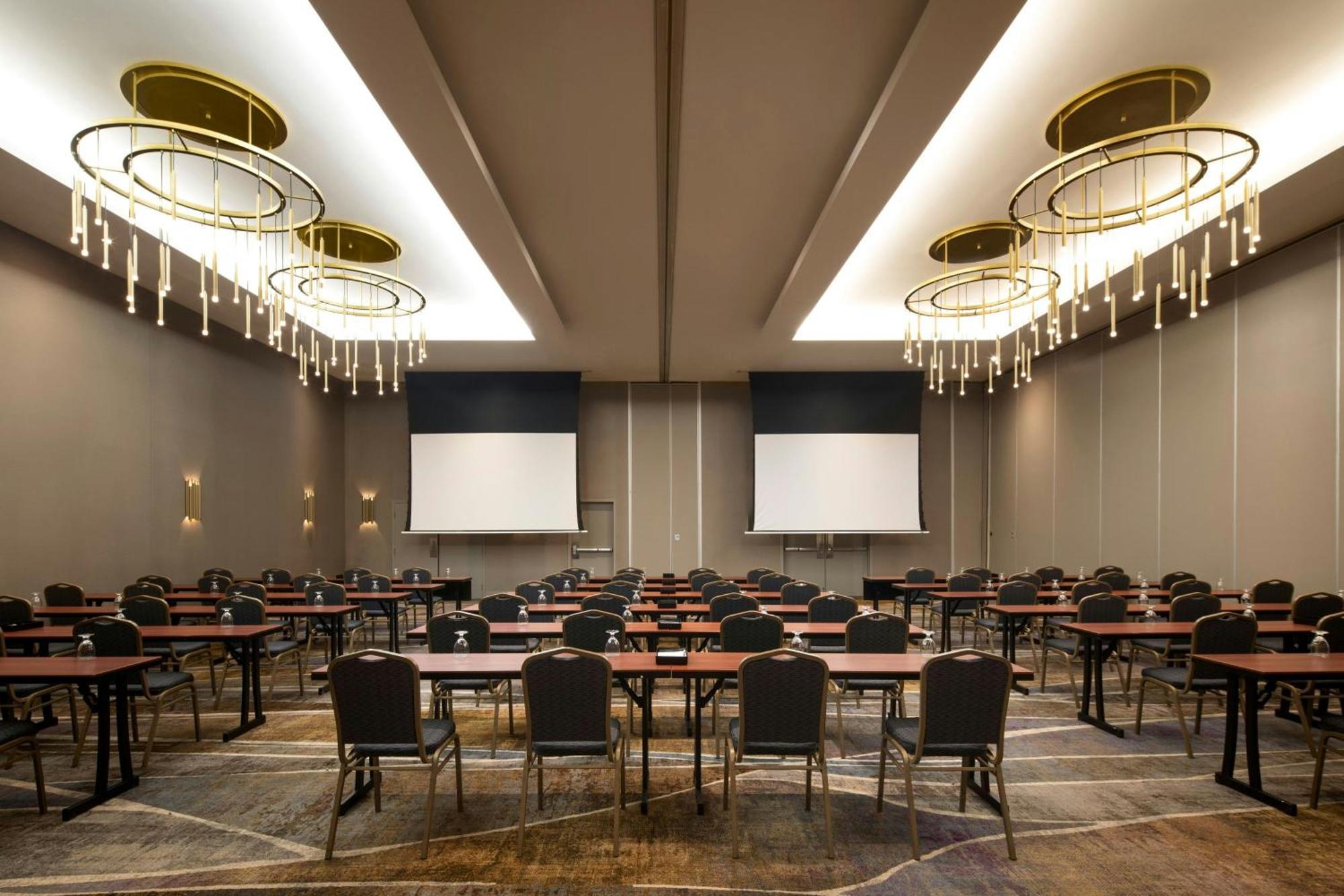 Courtyard By Marriott Montreal Airport Hotel Dorval
